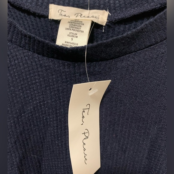 Beautiful flattering Timeless Style Top w just the right amt of class & Glamour - Picture 3 of 4